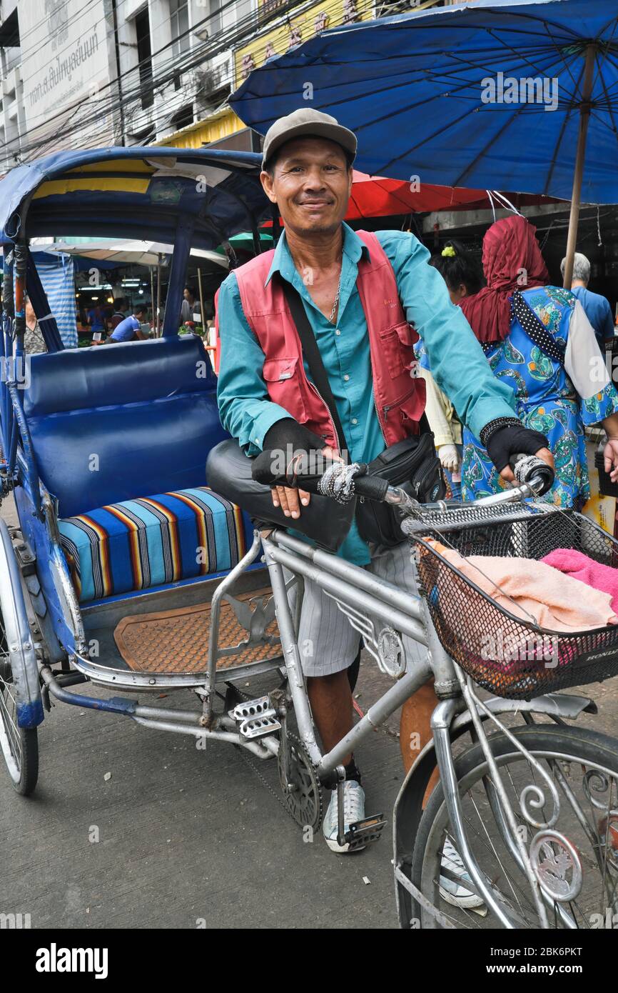 Ein Fahrrad-Rikscha oder Dreirad-Fahrer wartet auf Passagiere auf einem  Markt in Nonthaburi in der Nähe von Bangkok, Thailand Stockfotografie -  Alamy