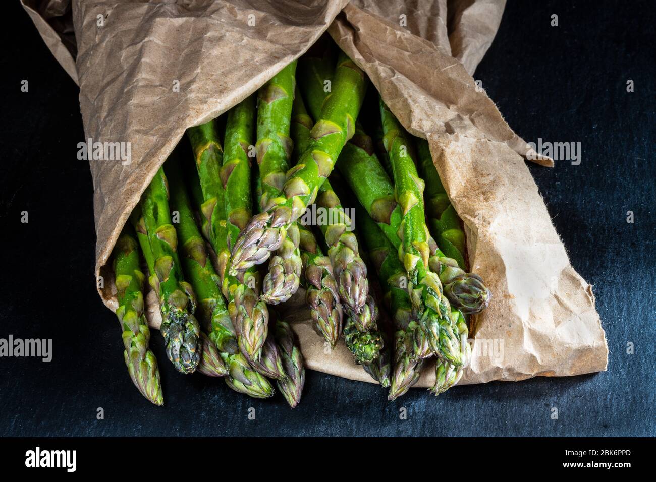 Grüner Esparagus in Papier Stockfoto