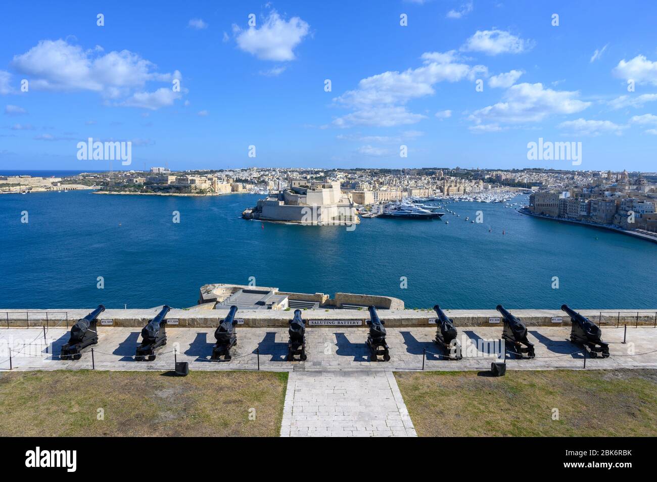 Die Saluting Batterie in Valletta, Malta mit Blick auf die 3 Städte. Stockfoto