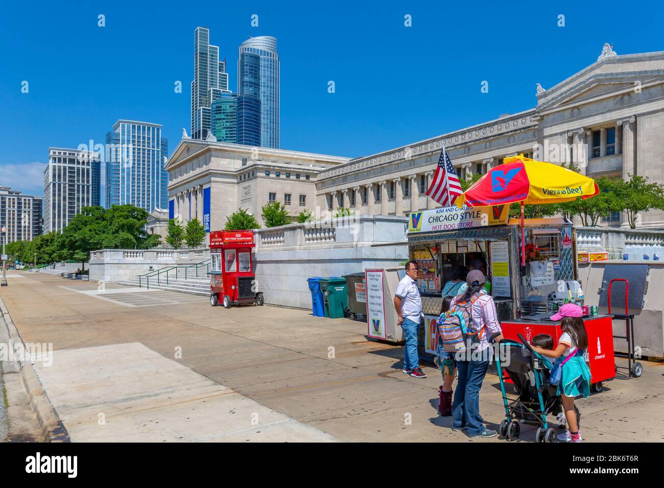 Blick auf das Field Museum State of the Art Science Museum und Hot Dog Stand, Chicago, Illinois, USA, Nordamerika Stockfoto