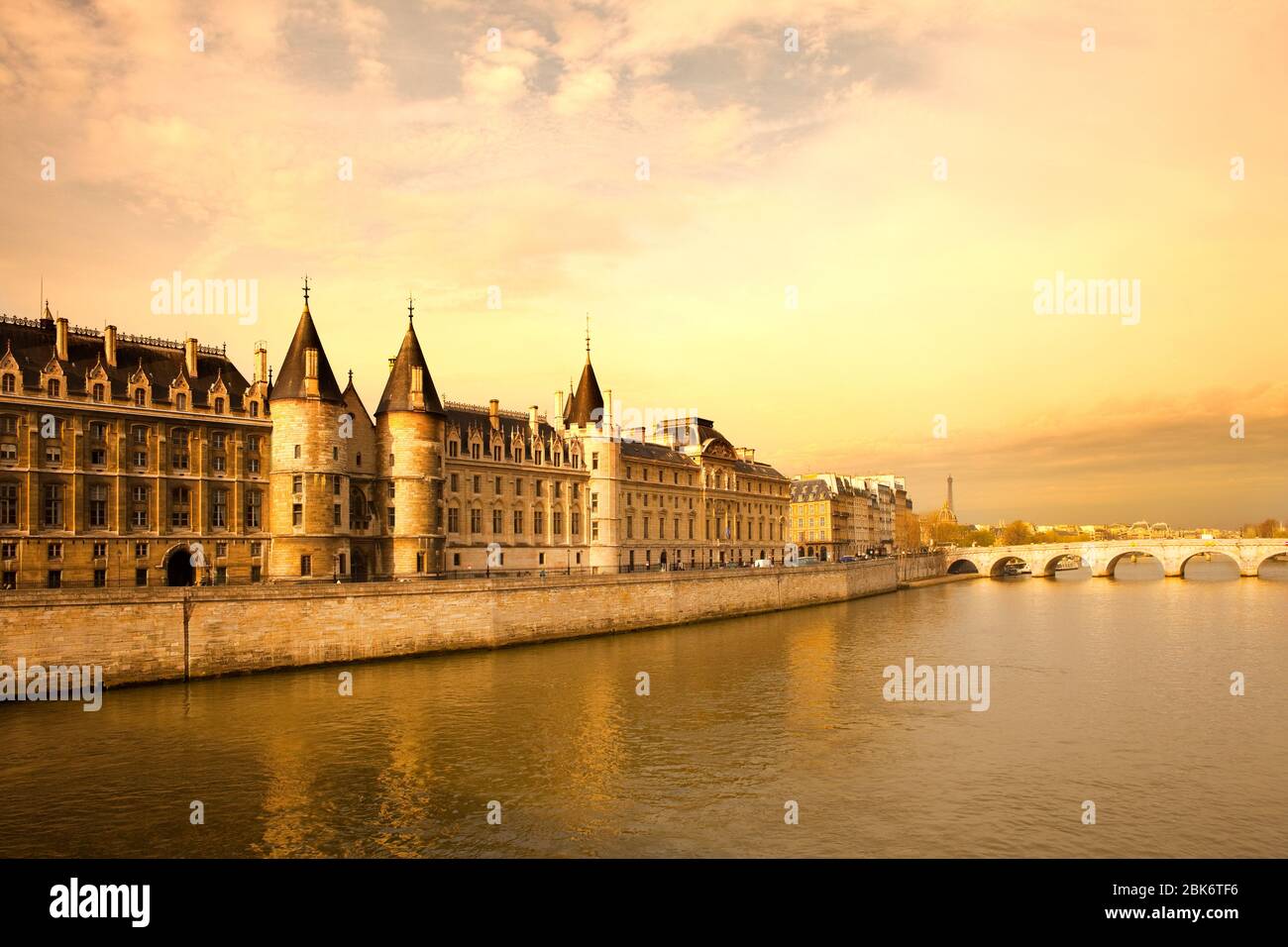 Die Conciergerie am Justizpalast und die Pont Neuf-Brücke über die seine, Ile de la Cite, Paris, Frankreich Stockfoto
