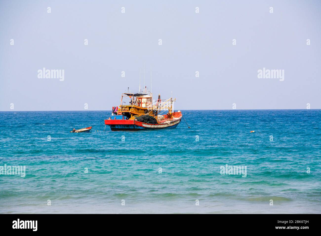 Altes Fischerboot in Kambodscha mit blauem Himmel Stockfoto