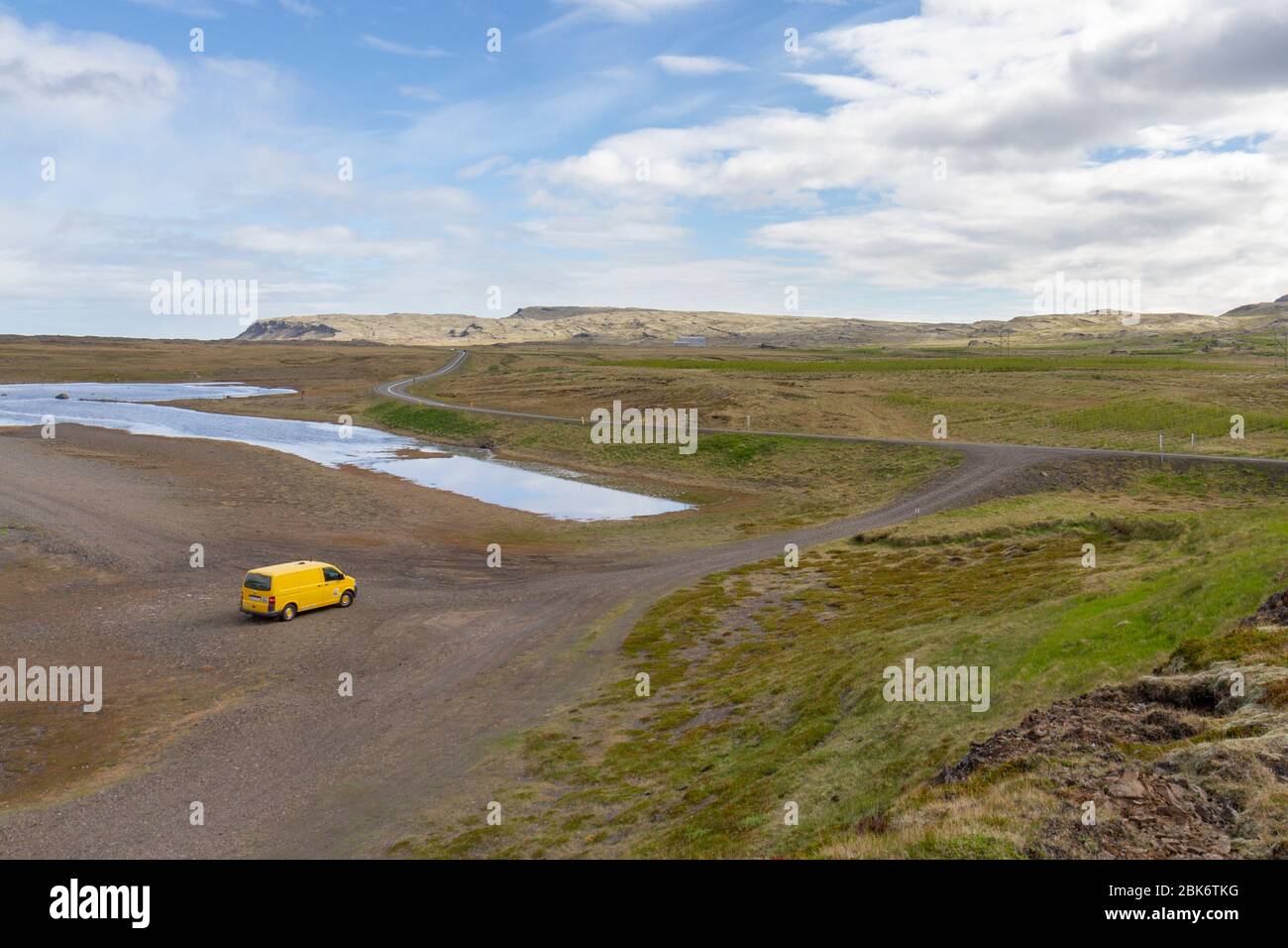 Campervan parkte in der Nähe der Route 1 am Berufjörður Fjord im Osten Islands. Stockfoto