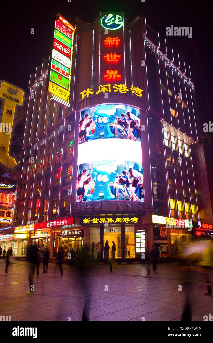 Shanghai, Huangpu District, China - Neon Schilder an der Nanjing Road, einer Bürgermeister-Einkaufsstraße in der Innenstadt. Stockfoto