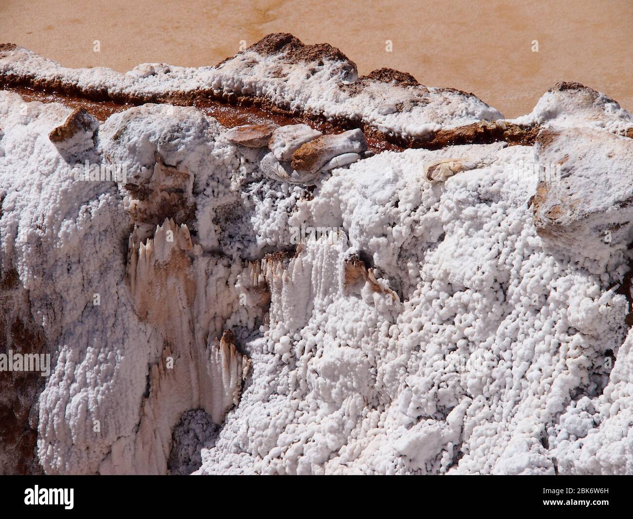 Sonnige und braune Salzminen in Maras, Peru Stockfoto