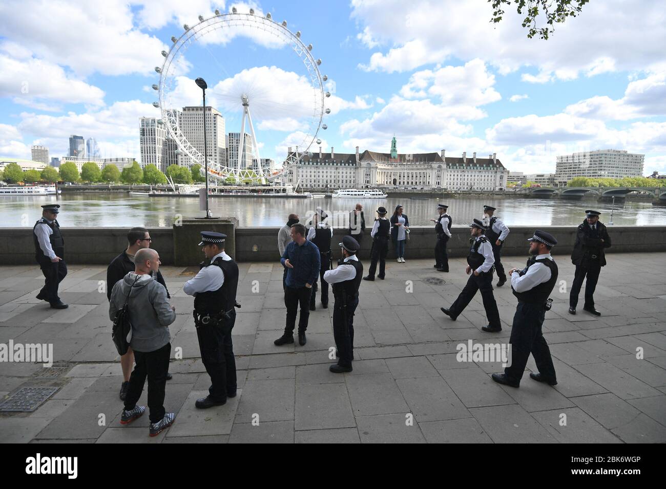 Polizeibeamte sprechen mit den Mitgliedern der Öffentlichkeit während eines Protestes gegen die Blockade von Covid-19 vor New Scotland Yard in London. Stockfoto