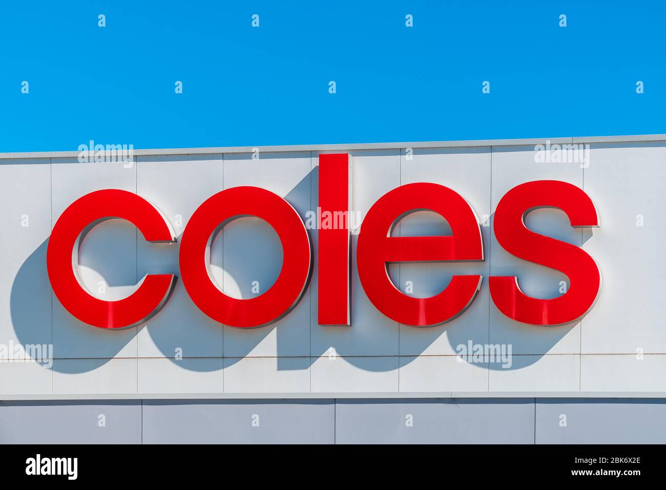 Adelaide, South Australia - 17. August 2019: Coles-Logo-Schild über dem Eingang des Unley-Einkaufszentrums gegen blauen Himmel an einem hellen Tag Stockfoto