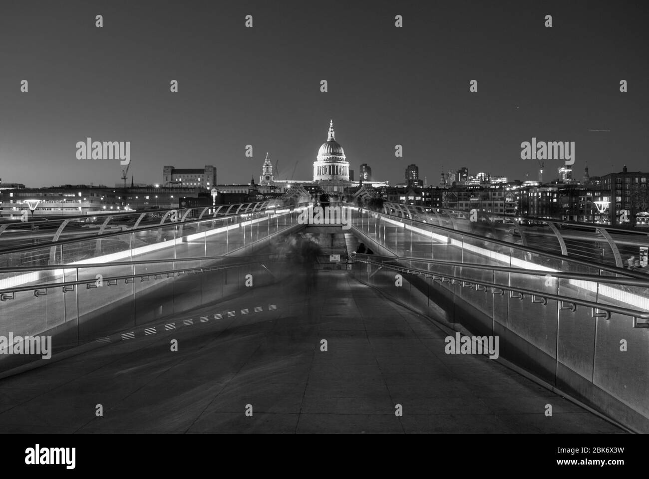 Dämmerung Dunkle Nacht Fluss Themse Stadt London Skyline Stadtbild Ikonen St. Pauls Cathedral Dome Millennium Bridge Norman Foster Sir Christopher Wren Stockfoto