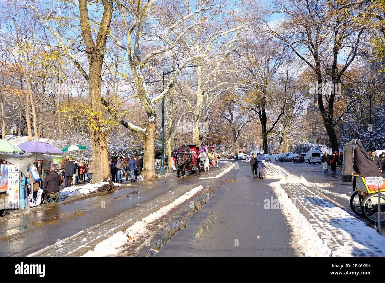 New York, NY/USA-Dezember 2017: Touristen und Einheimische machen einen Spaziergang im schneebedeckten Central Park in Midtown Manhattan, New York Stockfoto