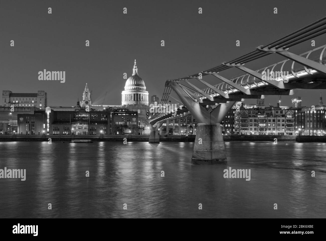 Dämmerung Dunkle Nacht Fluss Themse Stadt London Skyline Stadtbild Ikonen St. Pauls Cathedral Dome Millennium Bridge Norman Foster Sir Christopher Wren Stockfoto