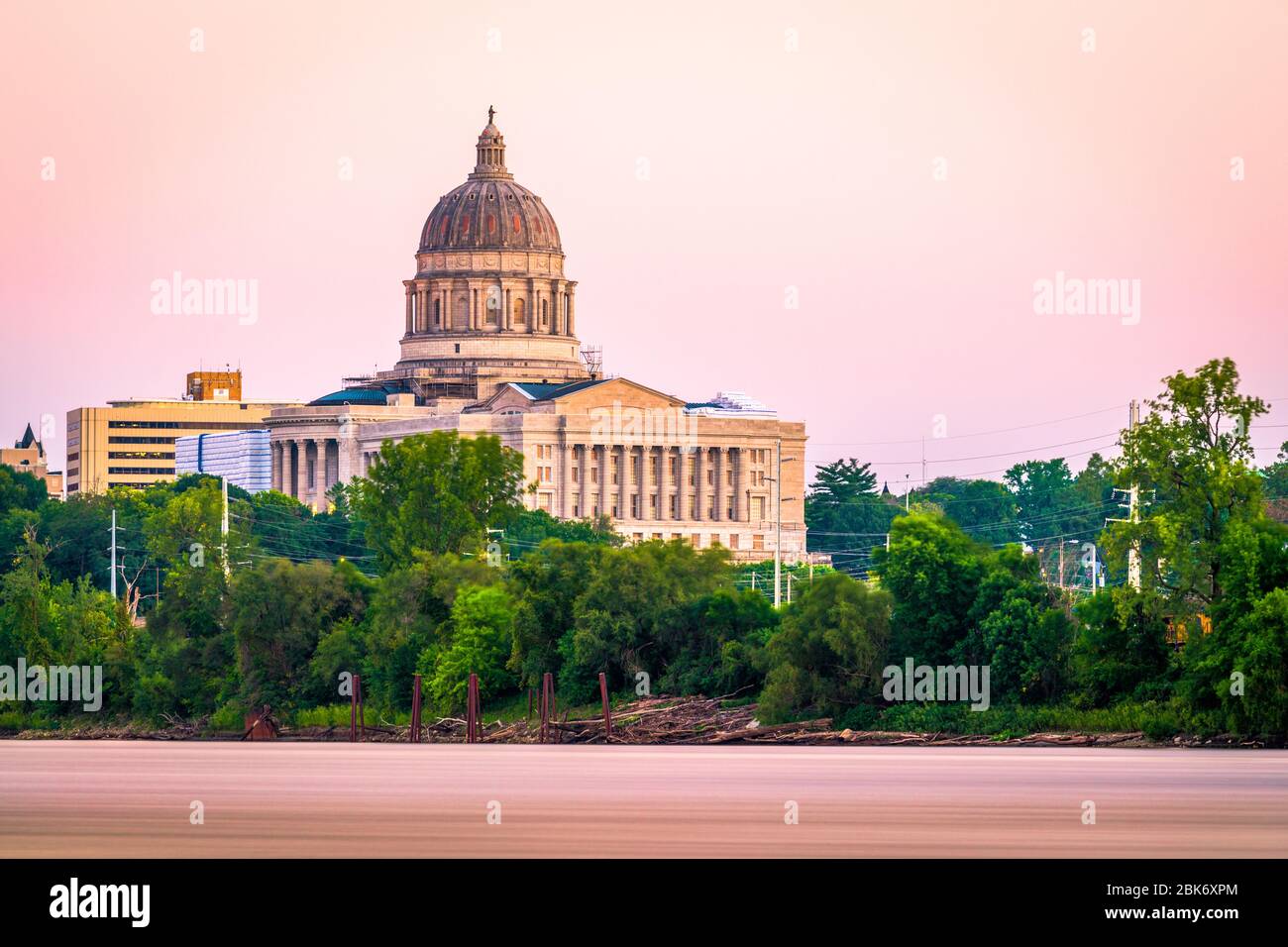 Jefferson City, Missouri, USA Blick auf die Innenstadt auf den Missouri River mit dem State Capitol in der Dämmerung. Stockfoto