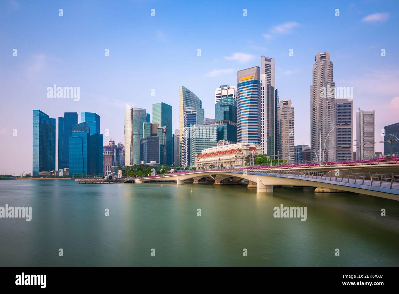 Skyline von Singapur am Yachthafen am Morgen. Stockfoto