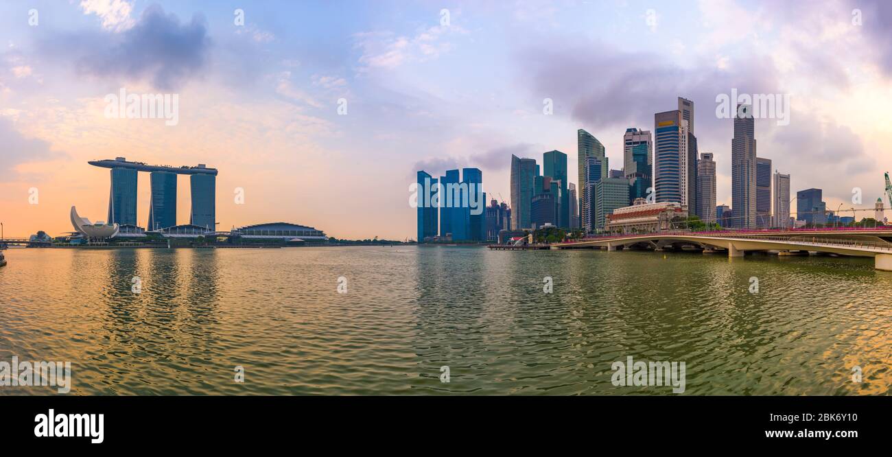 Skyline von Singapur in der Marina während der Dämmerung. Stockfoto