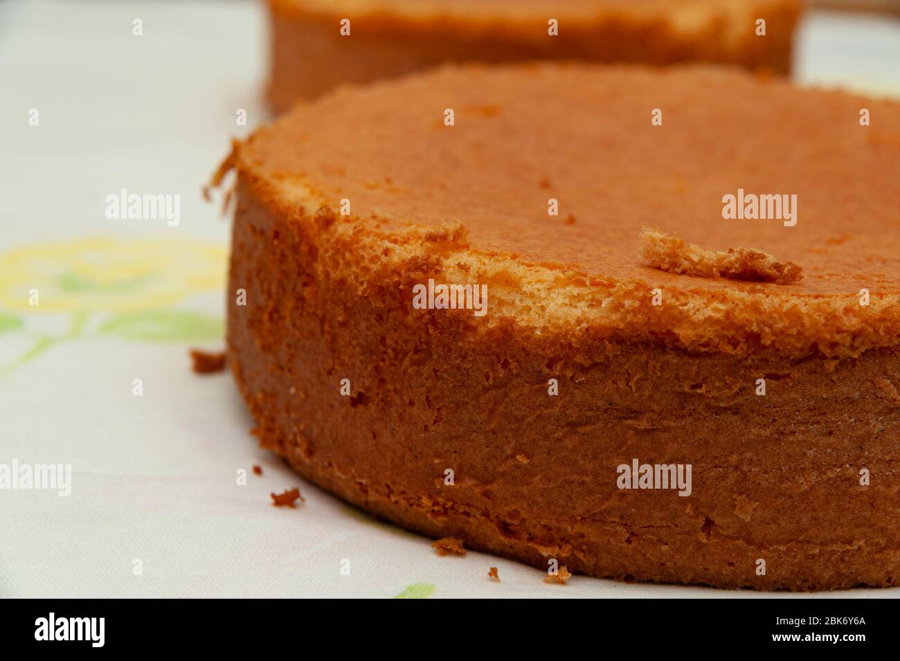 Biskuitkuchen backen. Nahaufnahme. Seitenansicht. Horizontale Aufnahme. Stockfoto