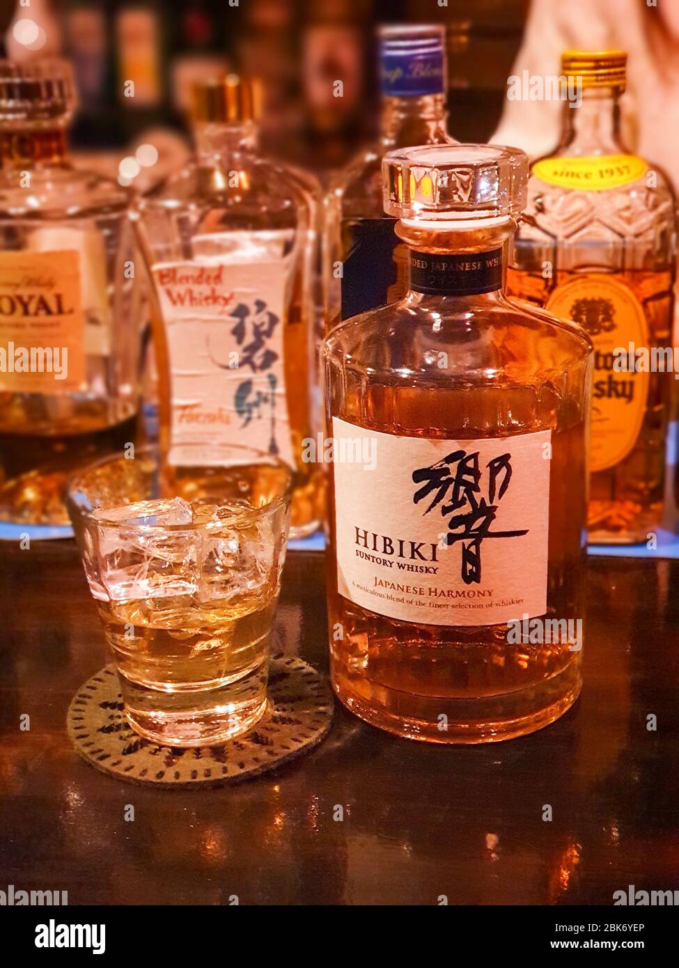 Flasche und Glas japanischer Malt Whiskey an der Bar Stockfoto