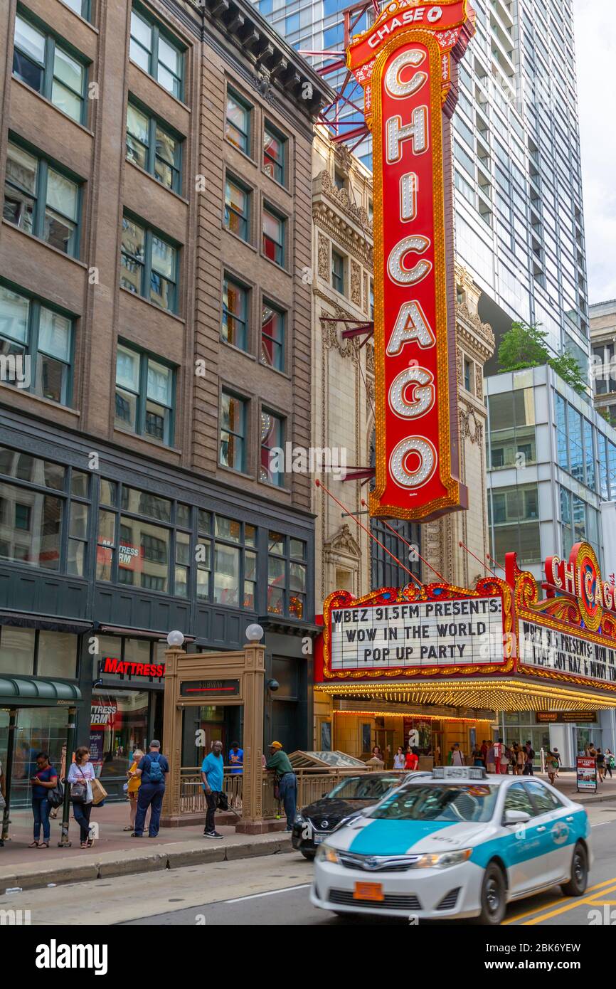 Blick auf den Chicago Theater und Verkehr auf North State Street, Chicago, Illinois, Vereinigte Staaten von Amerika, Nordamerika Stockfoto