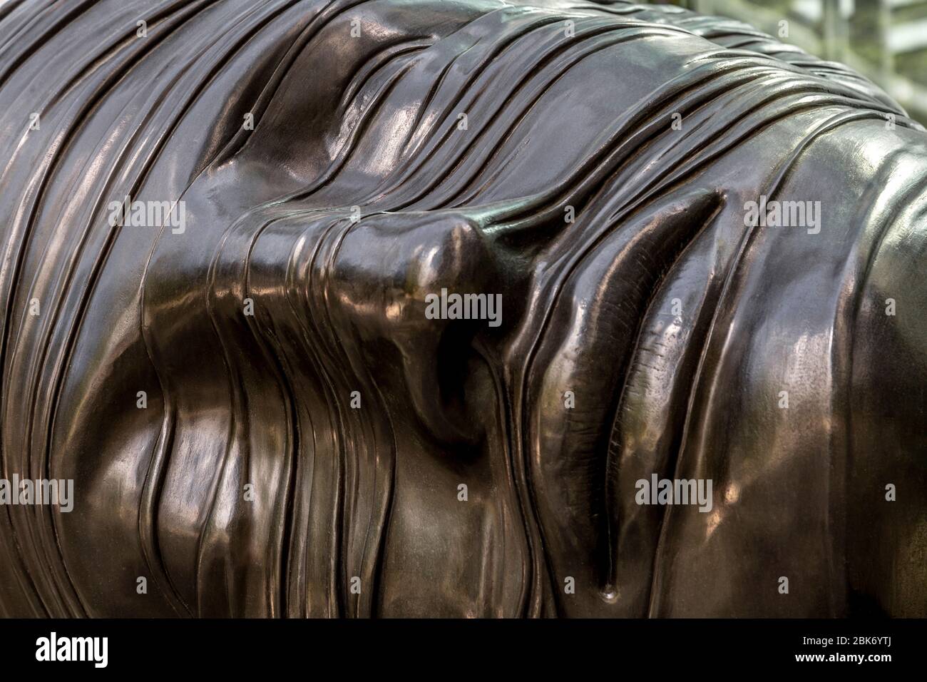Skulptur eines verbandeten Kopfes von Igor Mitoraj 'Testa Addormentata' (1983), Canary Wharf, London, Großbritannien Stockfoto