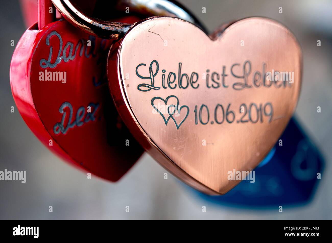 Cuxhaven, Deutschland. Mai 2020. An einem Geländer an der Anlegestelle Alte Liebe hängt ein Liebesschloss in Herzform mit der Aufschrift "Liebe ist Leben". Kredit: Hauke-Christian Dittrich/dpa/Alamy Live News Stockfoto