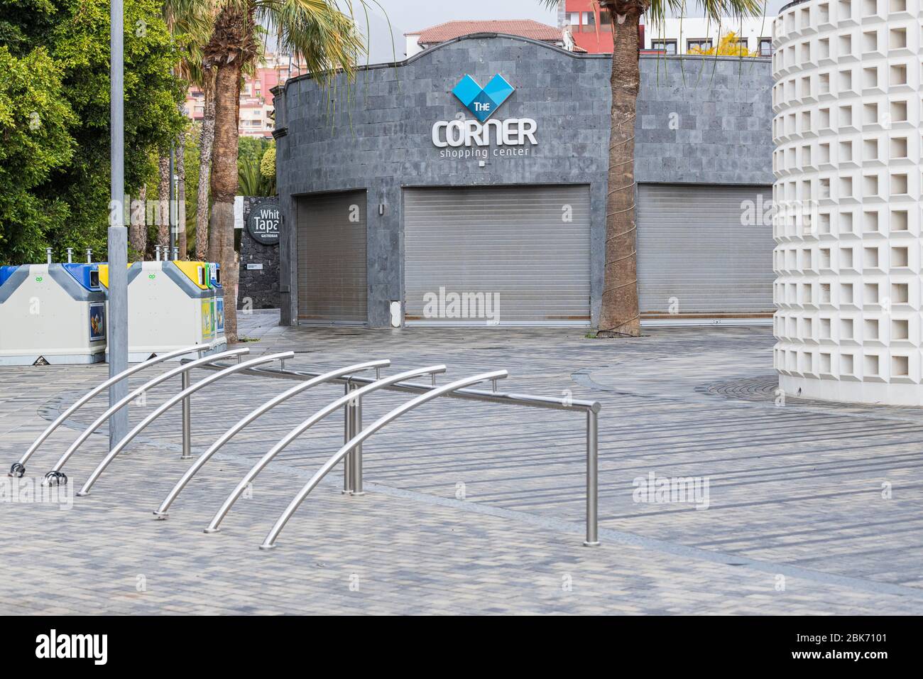 Leere Fahrradständer an der Playa del Duque während der Blockade des Covid 19 im Ferienort Costa Adeje, Teneriffa, Kanarische Inseln, Spanien Stockfoto