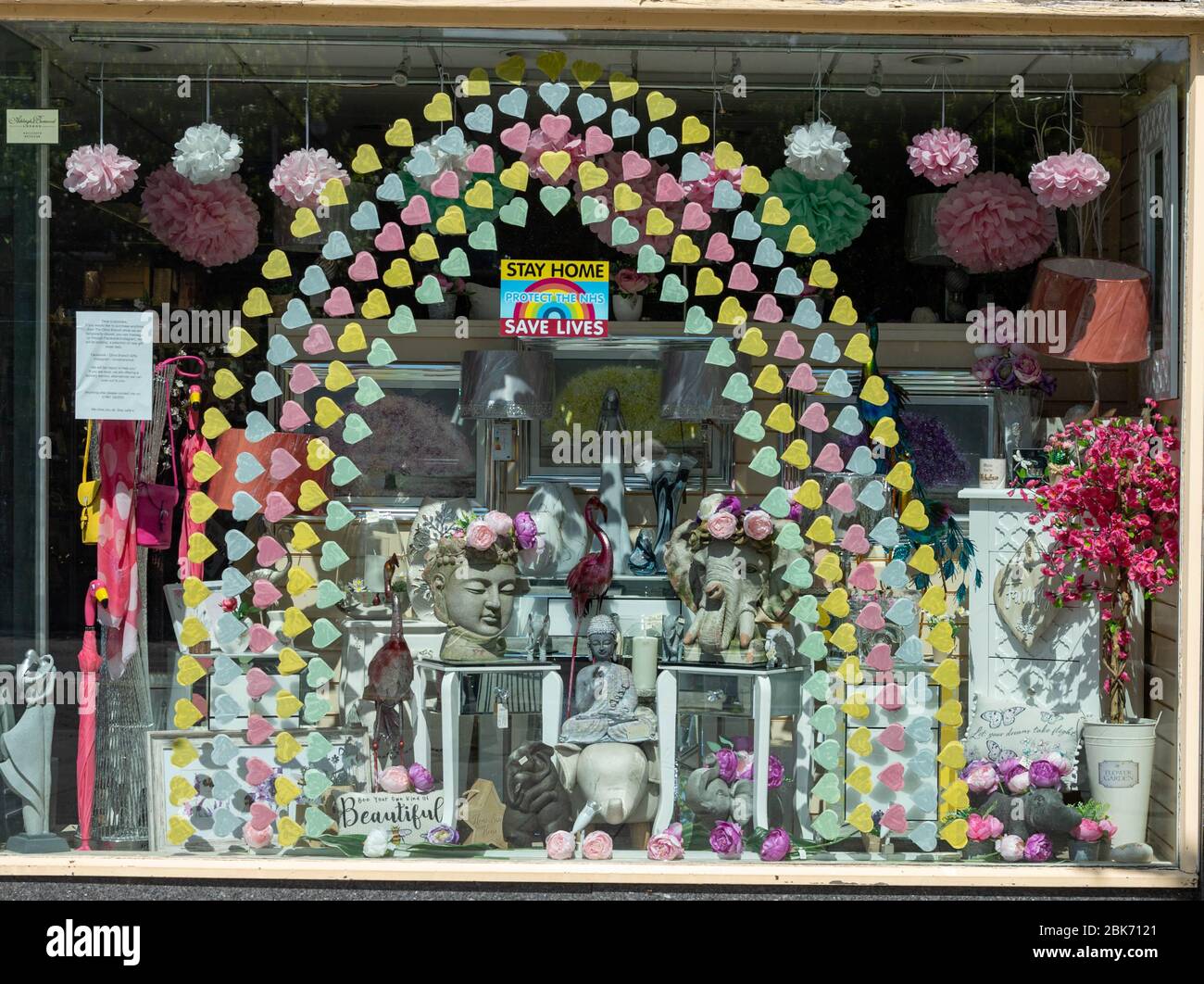 Covid-19 Versperrbare Brentwood Essex UK Shop Schaufensterdisplay mit Regenbogen Stockfoto