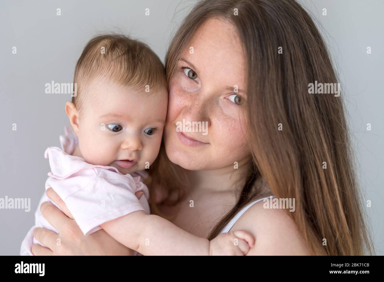 Mutter kuscheln Kleinkind Tochter auf der Schulter Stockfoto