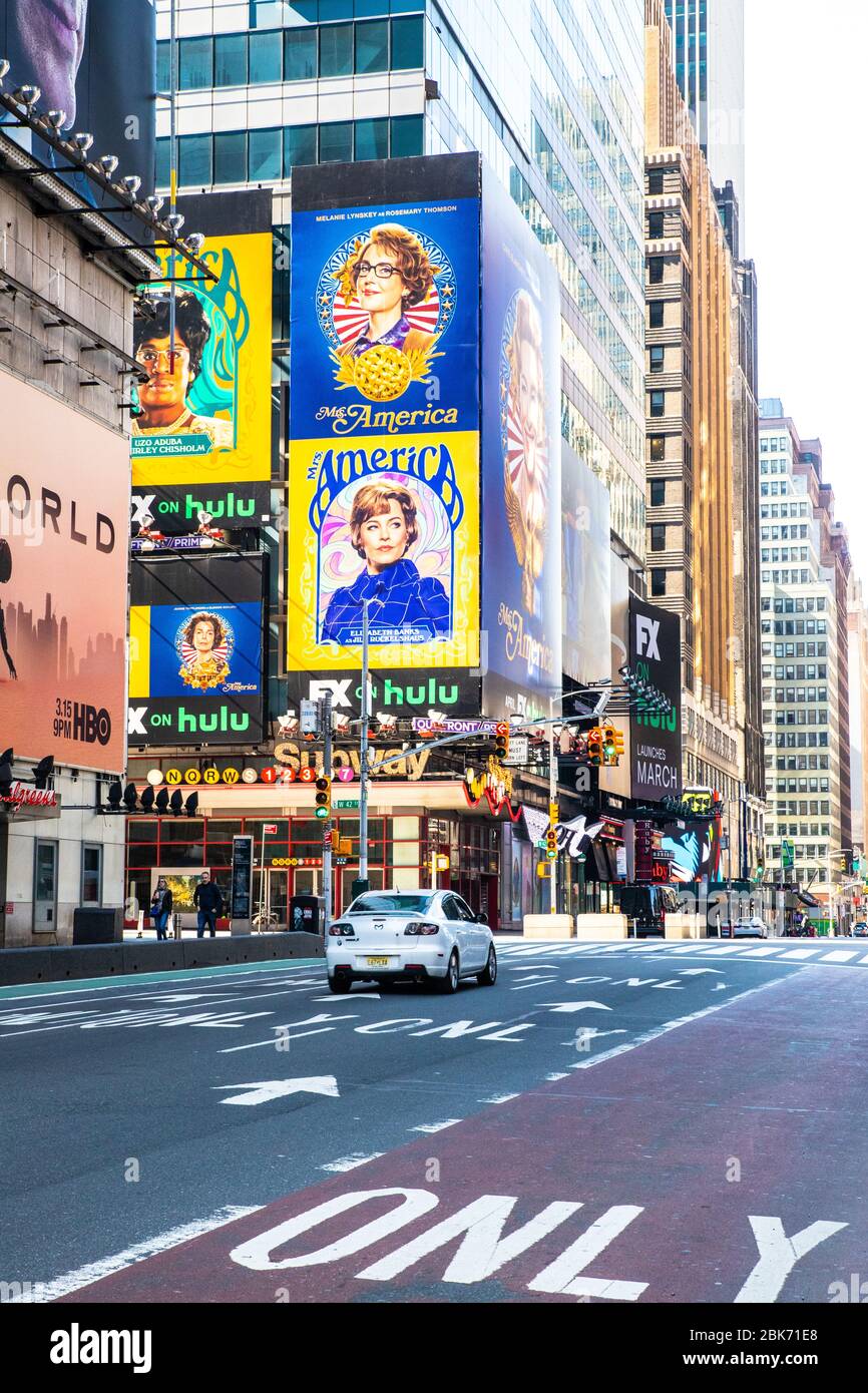 NEW YORK CITY - 19. APRIL 2020: Blick auf die leere Straße am Times Square, NYC in Manhattan während der Sperrung der Coronavirus-Pandemie Covid-19. Stockfoto
