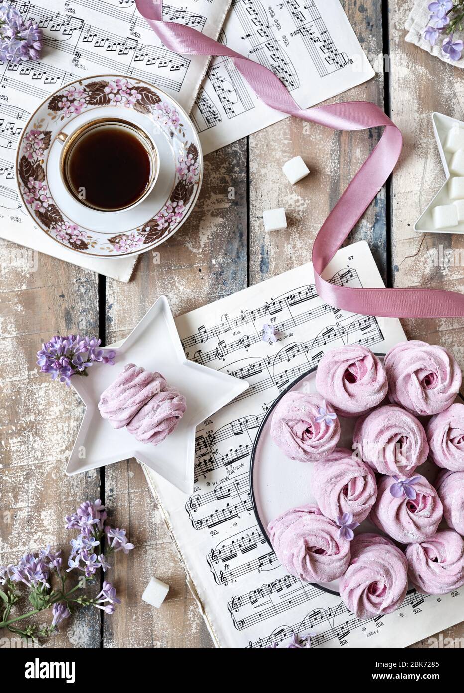 MOSKAU, RUSSLAND – 3. APRIL 2020: Illustratives Editorial-Foto mit alten Notenblättern und violett süßer selbstgemachter Zephyr oder Marshmallow aus schwarzer Johannisbeere Stockfoto