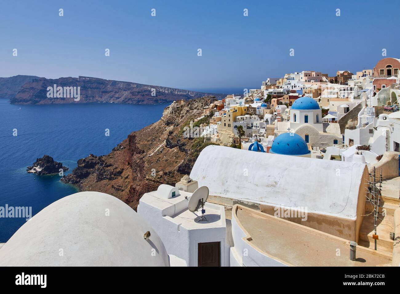 Oia, Santorini, Griechenland, 21. August 2013: Blick auf die Stadt, das Meer und die vulkanischen Hänge der Insel. Stockfoto