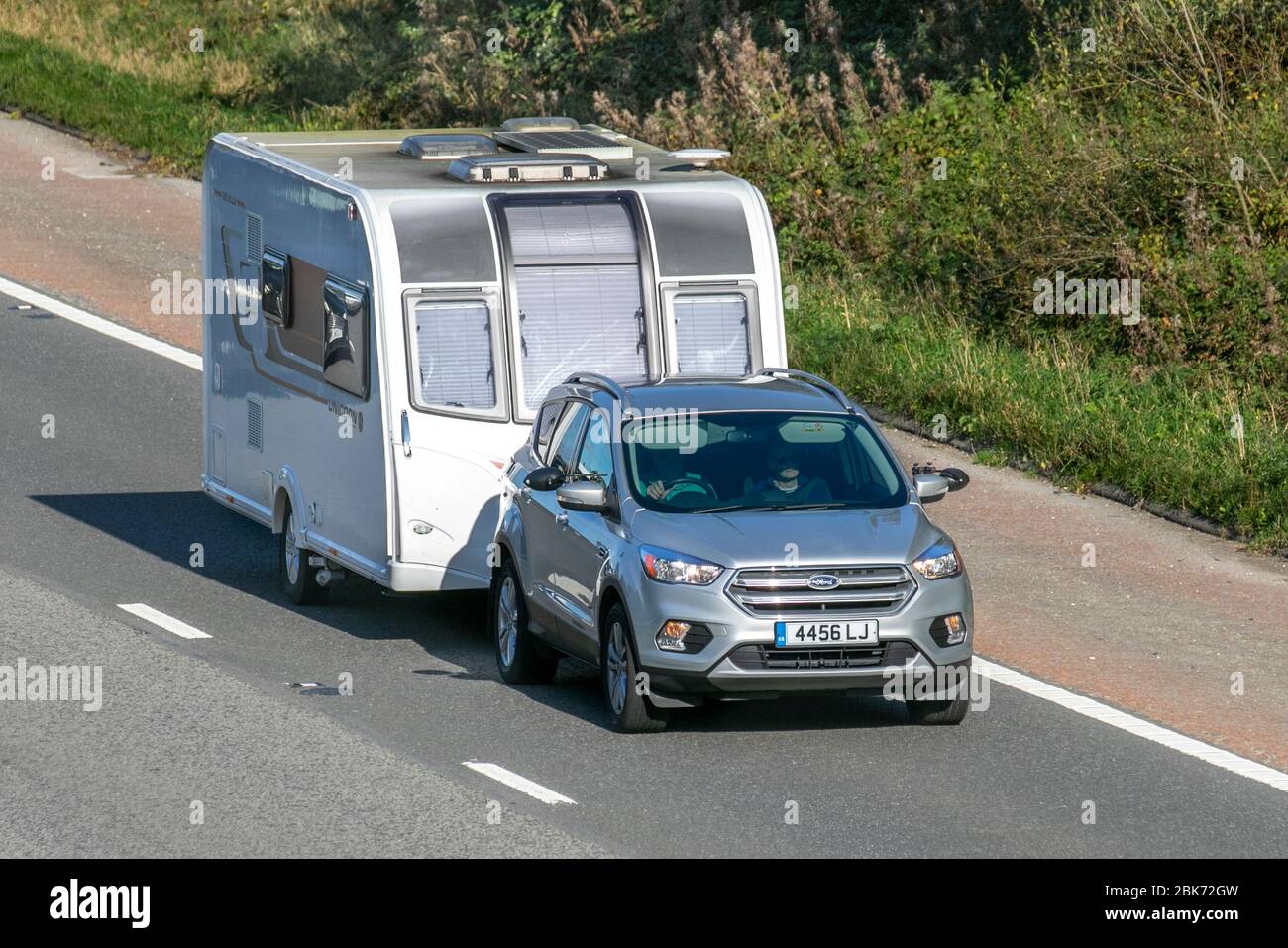 2019 Silber Ford Kuga St-Line Edition TDCI; Abschleppen Einhorn Touring Caravans und Reisemobile, Wohnmobil, Wohnmobil, Familienurlaub, Caravaneturlaub, Caravanurlaub, Leben auf der Straße, Stockfoto