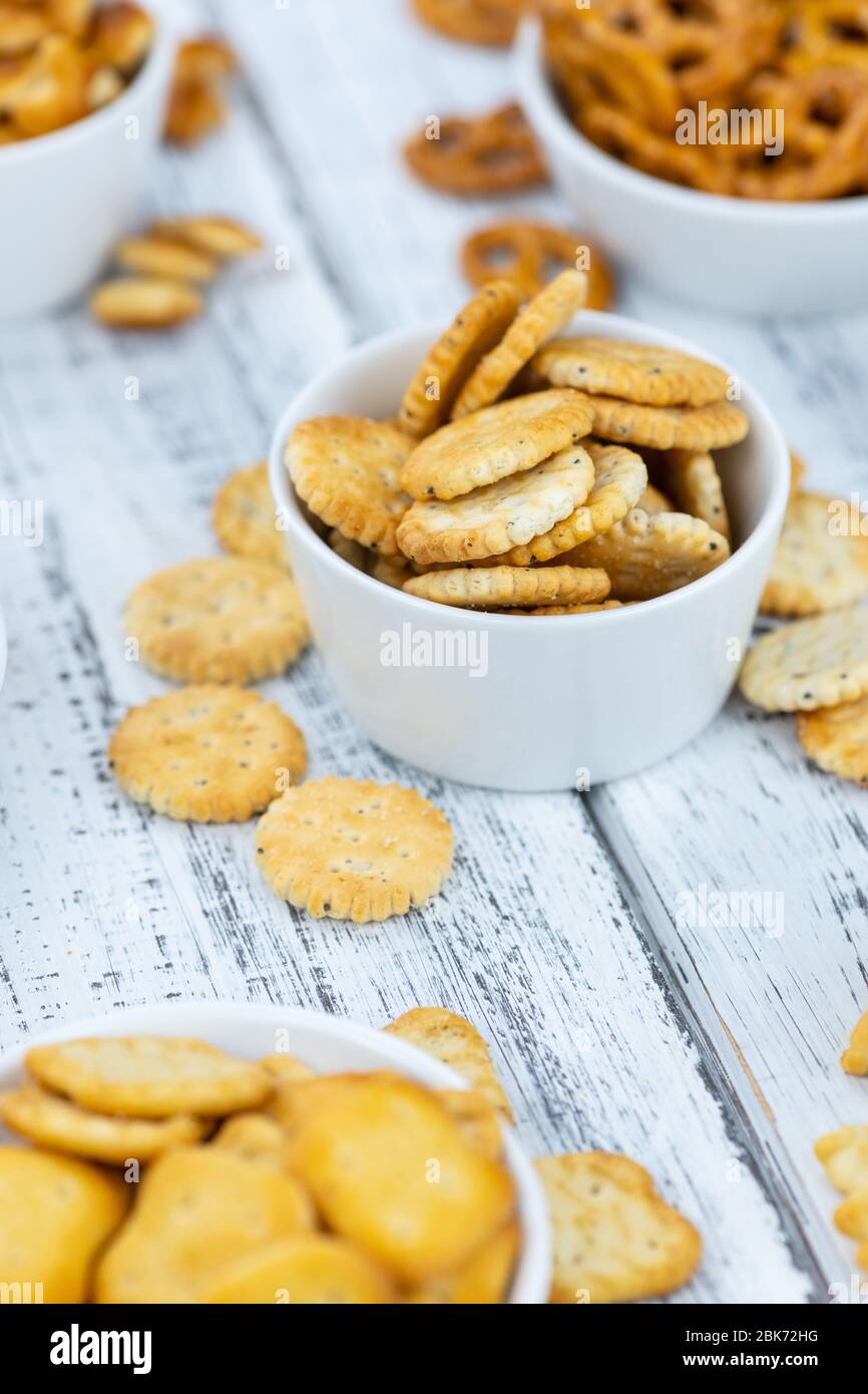 Portion gemischter Snacks (detaillierte Nahaufnahme; selektiver Fokus) Stockfoto