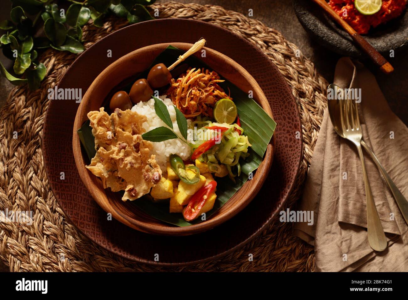 Nasi Campur Traditionelles indonesisches Reisgericht mit Fleisch- und Gemüsezuschnitt. Stockfoto