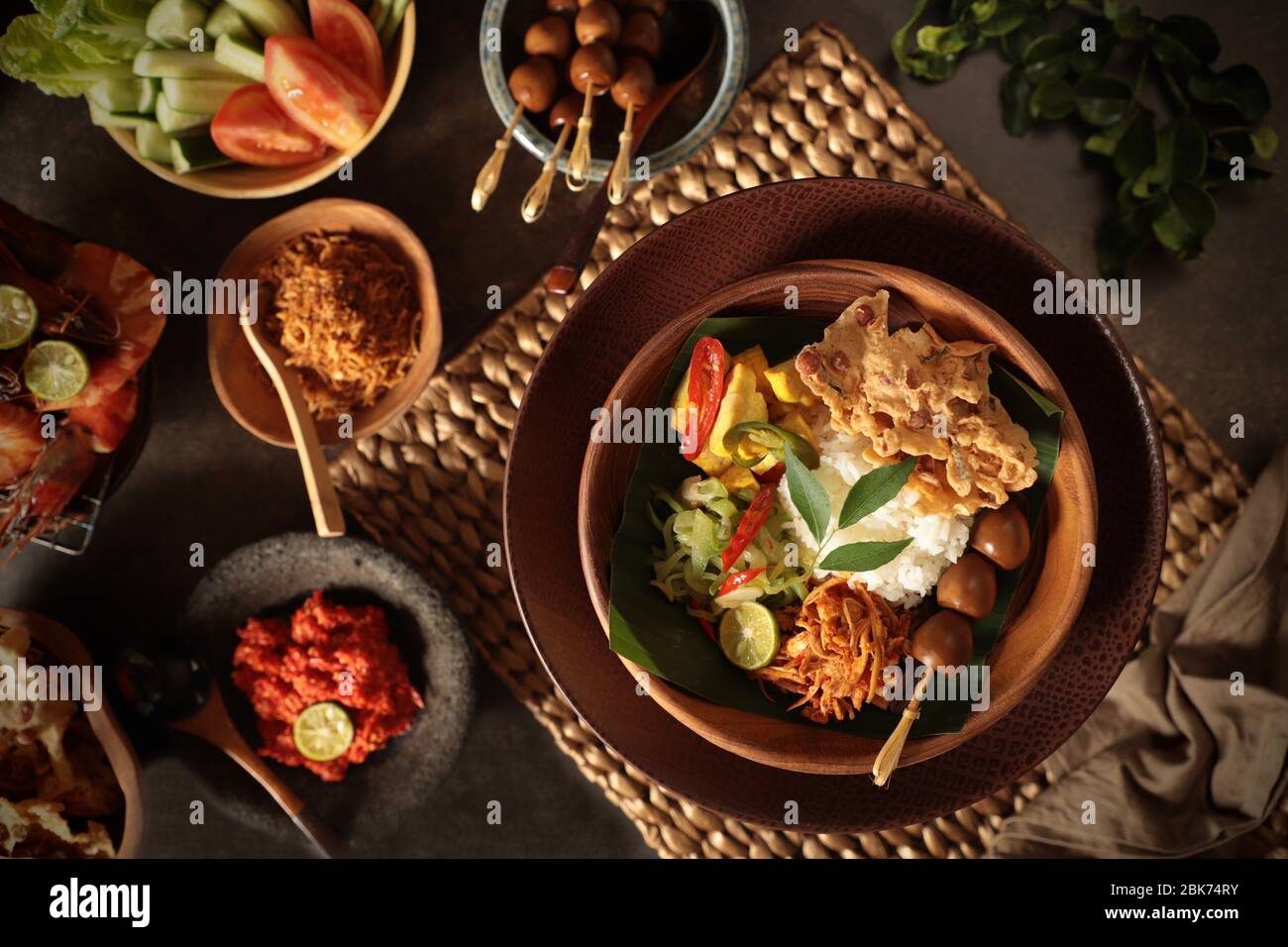 Nasi Campur Traditionelles indonesisches Reisgericht mit Fleisch- und Gemüsezuschnitt. Stockfoto