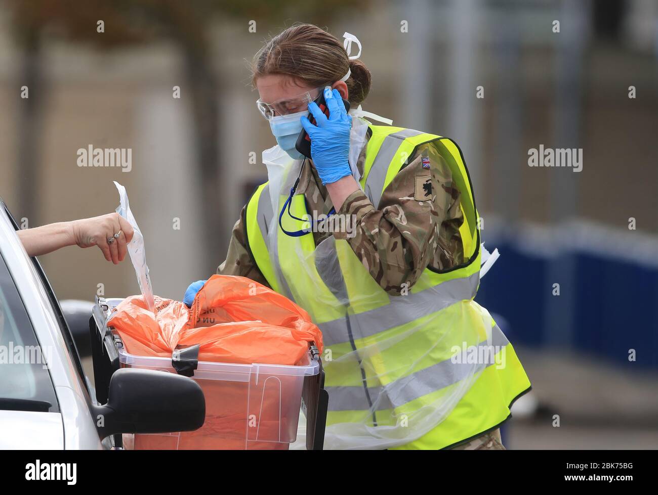 Soldaten des 4. Battalion Yorkshire Regiment helfen bei der Durchführung von Tests in einem Drive-Through-Testzentrum im Einkaufszentrum Royal Quays in North Shields, North Tyneside. Stockfoto