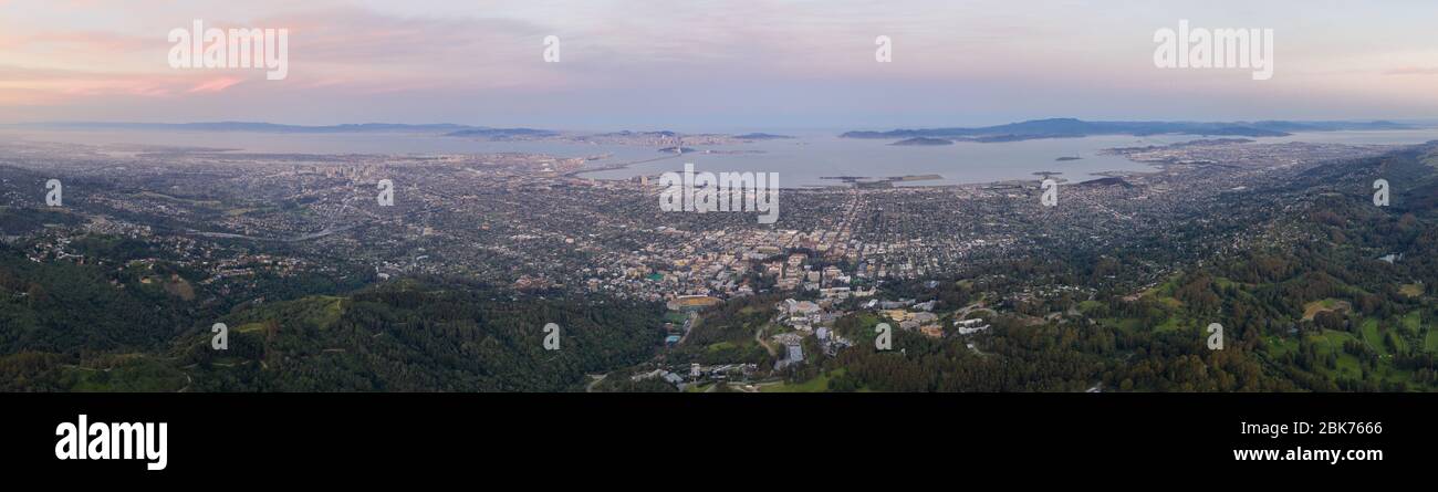 Das erste Licht des Tages scheint auf der San Francisco Bay und der umliegenden städtischen Umgebung in Nordkalifornien. Fast 8 Millionen Menschen leben hier. Stockfoto
