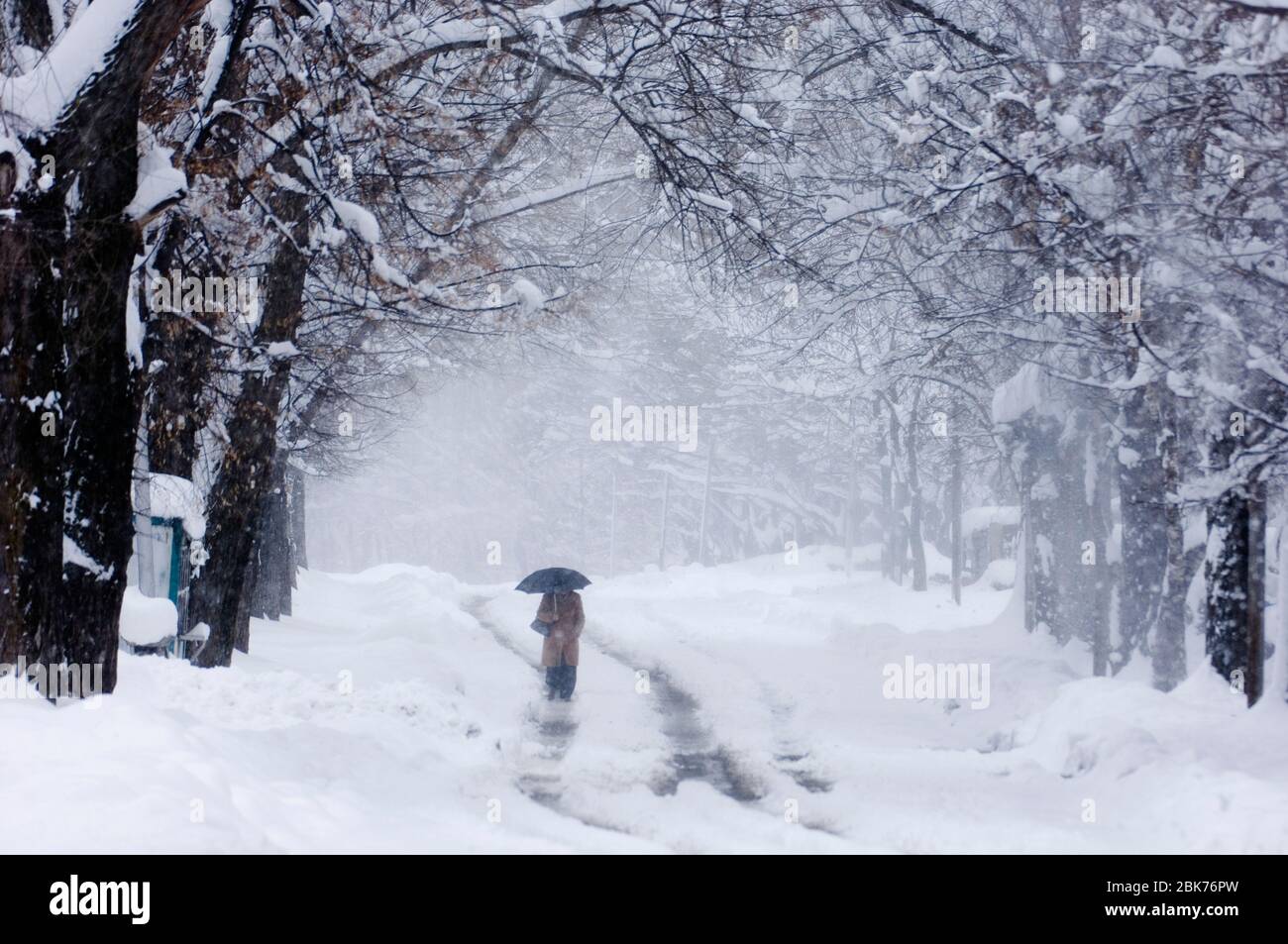 Straße durch Kazbegi bei hohem Schneefall Ende April Great Caucasus Georgien Stockfoto
