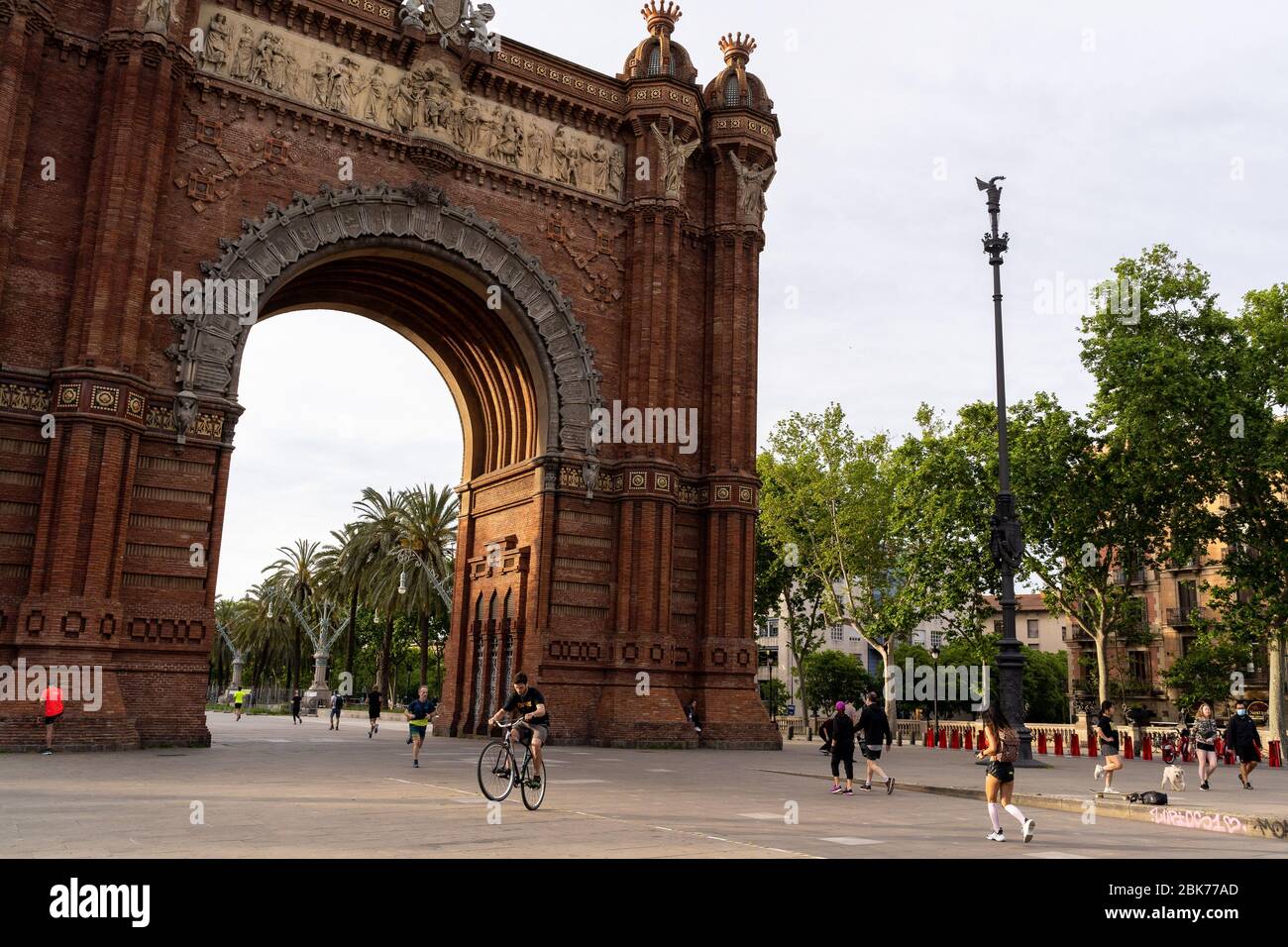 Barcelona, Spanien. Mai 2020. Die Leute machen Übungen am Arc de Triomf in Barcelona, Spanien, 2. Mai 2020. Die spanische Regierung hat Zeitfenster für Outdoor-Aktivitäten festgelegt, die den sozialen Abgrenzung entsprechen, um eine weitere Ansteckung durch COVID-19 zu verhindern. Kredit: Joan Gosa/Xinhua/Alamy Live News Stockfoto