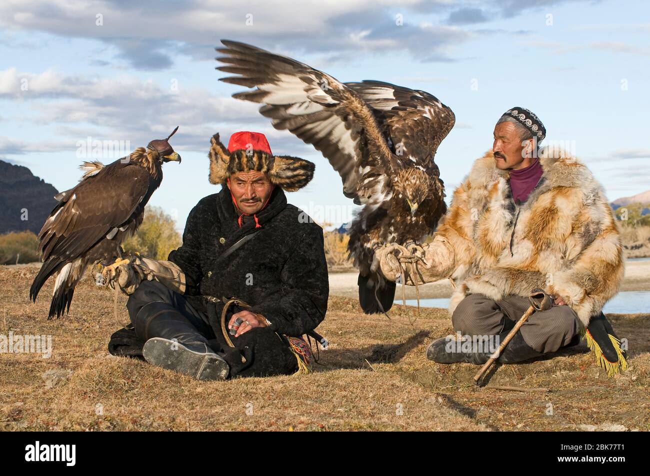 Kasachische Adlerjäger mit ihren Goldenen Adler Uglii im Altai-Gebirge in der westlichen Mongolei Stockfoto