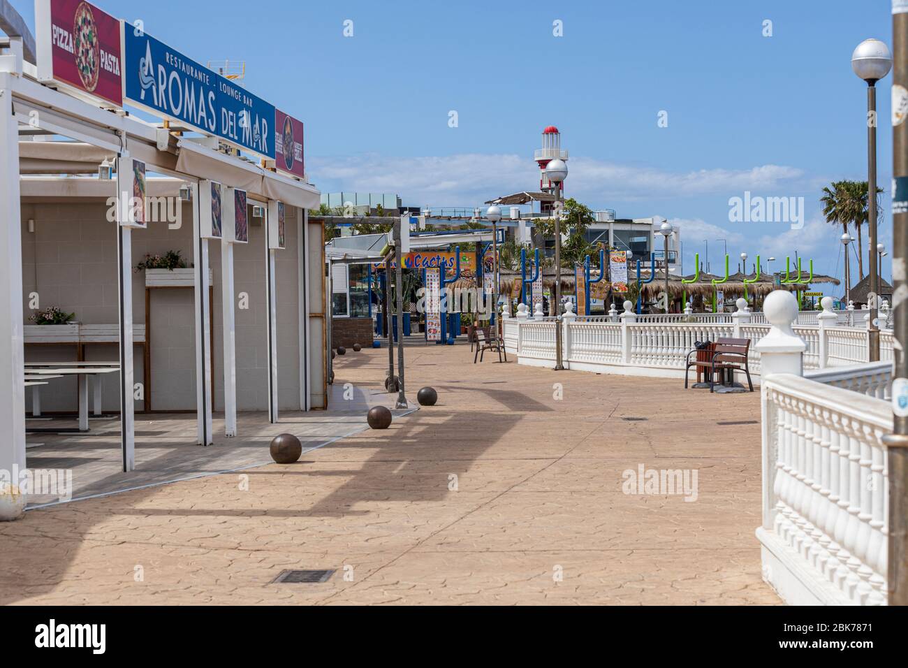 Geschäfte und Bars geschlossen entlang der Promenade bei Fanabe während der Covid 19 Sperrung in der touristischen Ferienort-Bereich von Costa Adeje, Teneriffa, Kanarische Inseln, Stockfoto