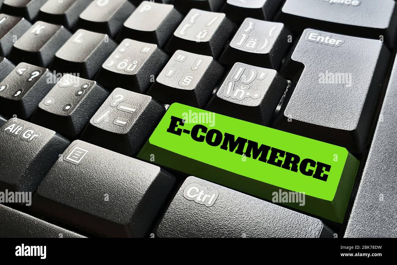 Schwarze Tastatur mit einer grünen Taste, die mit einem E-Commerce-Zeichen gekennzeichnet ist. Stockfoto