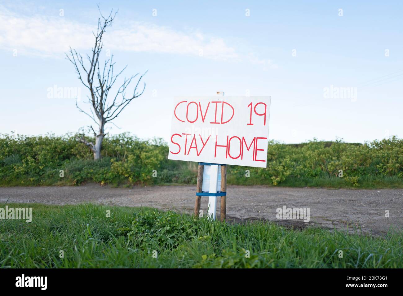Covid - 19. Schild am Parkplatz gegenüber dem Cley Norfolk Wildlife Trust Reserve in Cley North Norfolk, wo Leute während der britischen Sperrung zu Hause bleiben Stockfoto