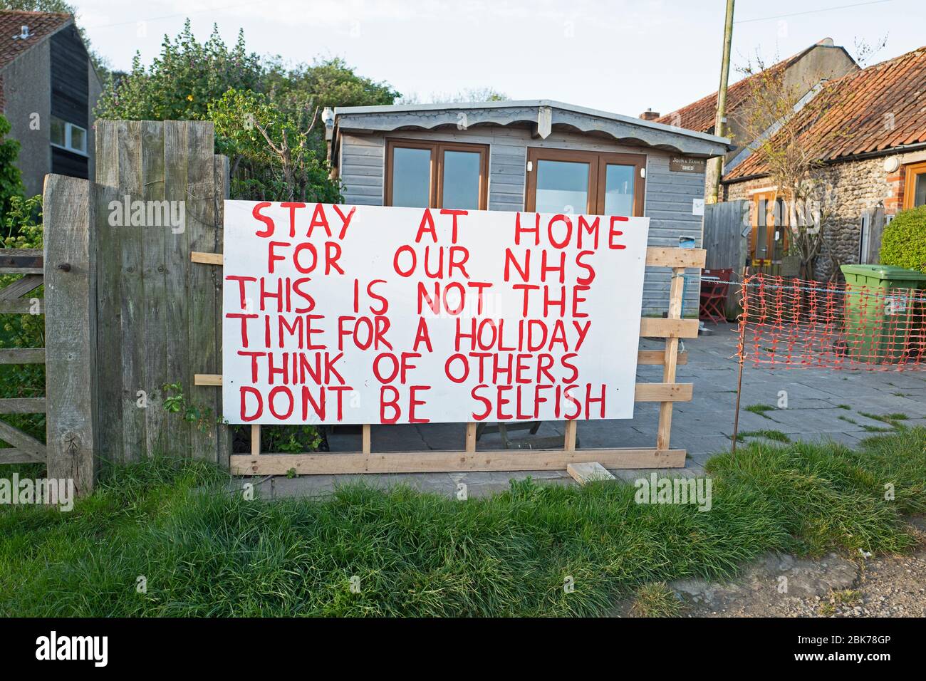 Covid - 19. Schild außerhalb Cookies Krabbenladen in Salthouse North Norfolk anfordern Leute zu Hause bleiben während UK gesperrt für Coronavirus April 2020 Stockfoto