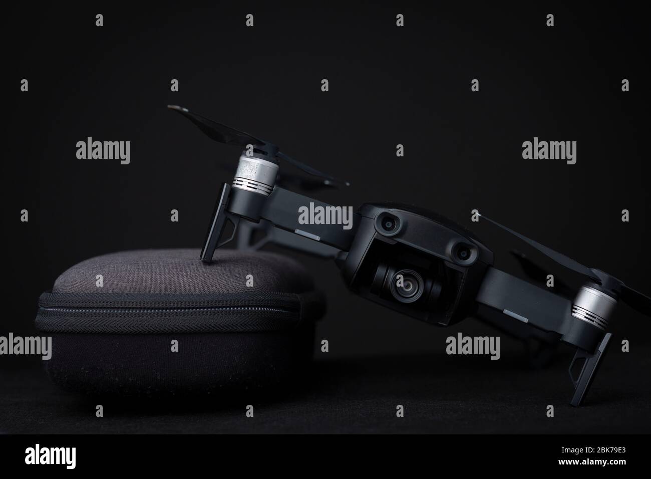 DJI Quadcopter Mavic Air Drohne mit Kamera auf einem Gimbal und Propeller auf einem modischen Koffer Reisetasche ruhen. Studio Low Key Produkt noch Stockfoto