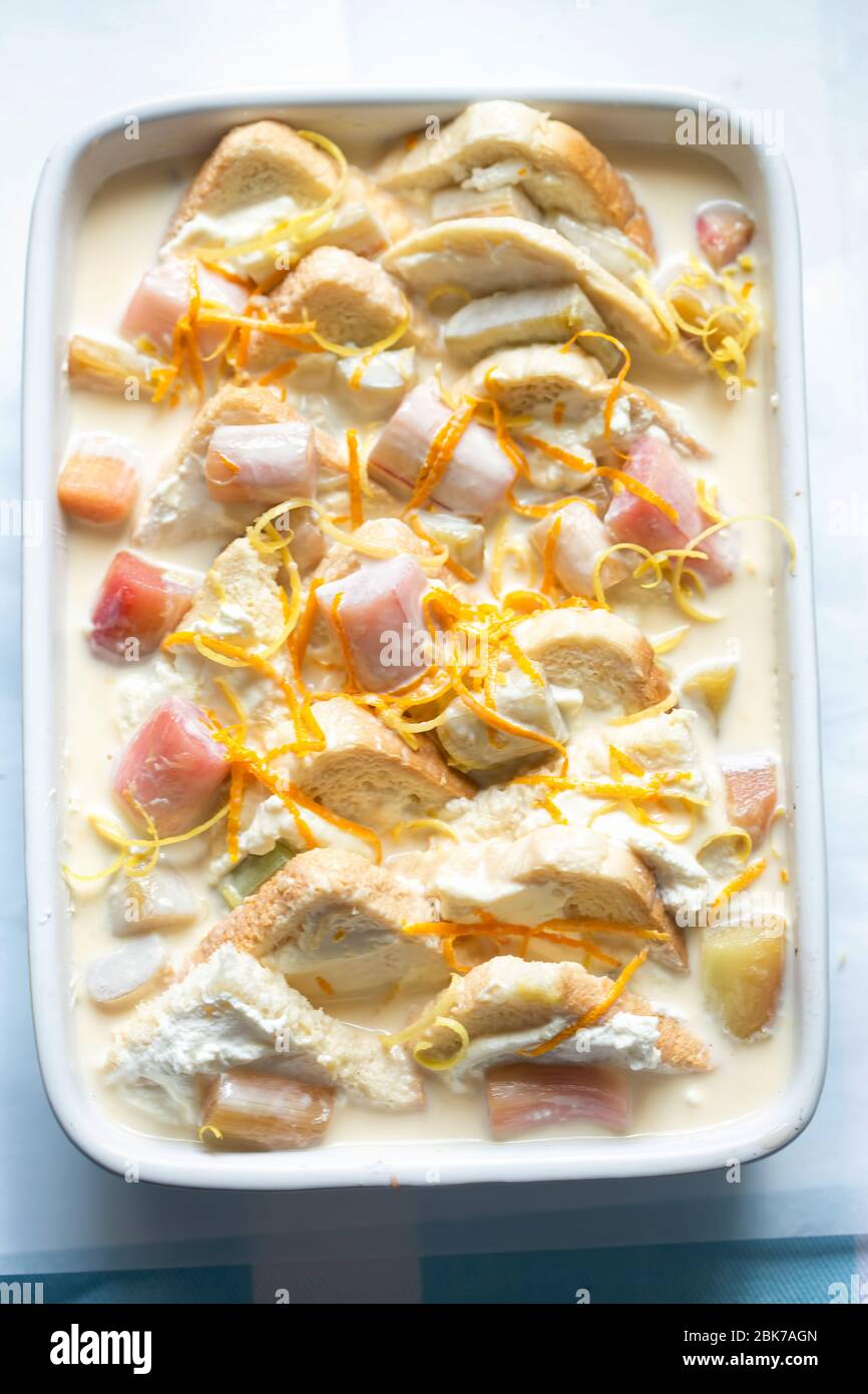 Rohen Ofen fertig - Rhabarber & Ricotta Brot & Butter Pudding mit Puderzucker Stockfoto