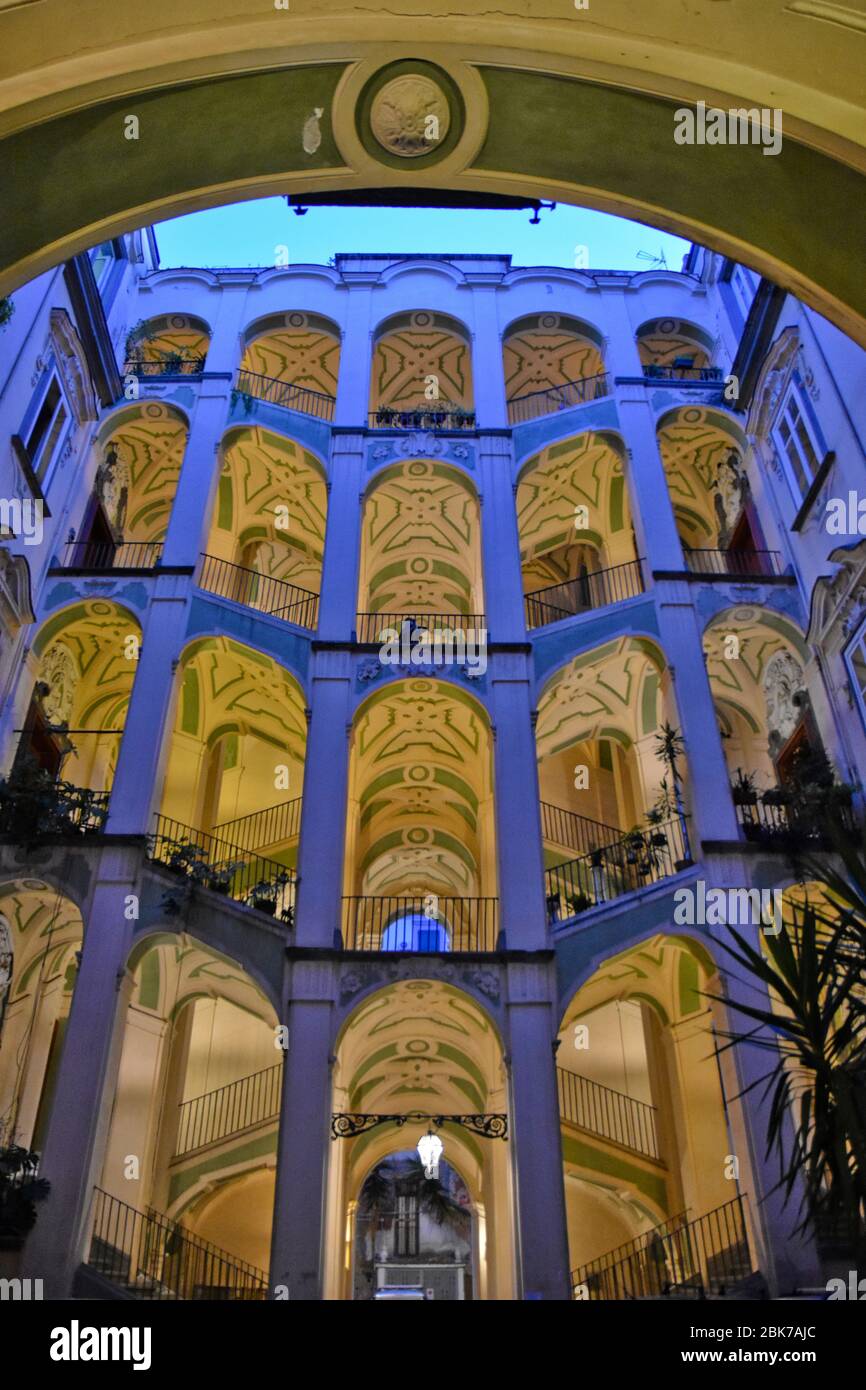 Die neoklassische Architektur eines historischen Gebäudes in der Stadt Neapel, Italien Stockfoto