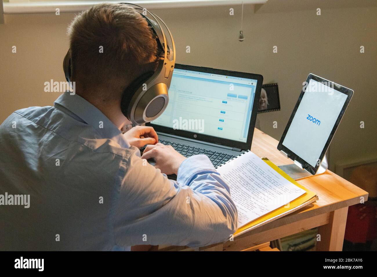 Ein Teenager hat eine Fernstunde von seiner Schule während der Lockdown für Coronavirus im Jahr 2020 Stockfoto
