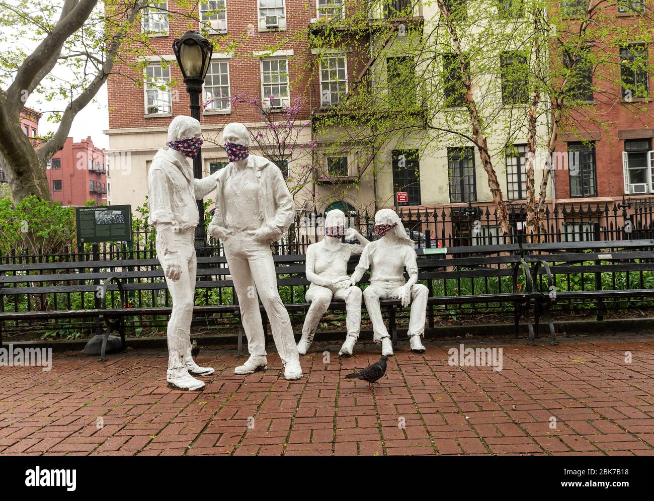 Statuen des Gay Liberation Monument tragen schützende Gesichtsbandanas, die während der COVID-19 Pandemie im Christopher Park in New York, NY am 1. Mai 2020, gesehen wurden. Auf der Bank unterschreiben und die Leute bitten, ihre eigenen Schutzvorrichtungen zu tragen und diese nicht von Statuen zu nehmen. (Foto von Lev Radin/Pacific Press/Sipa USA) Stockfoto