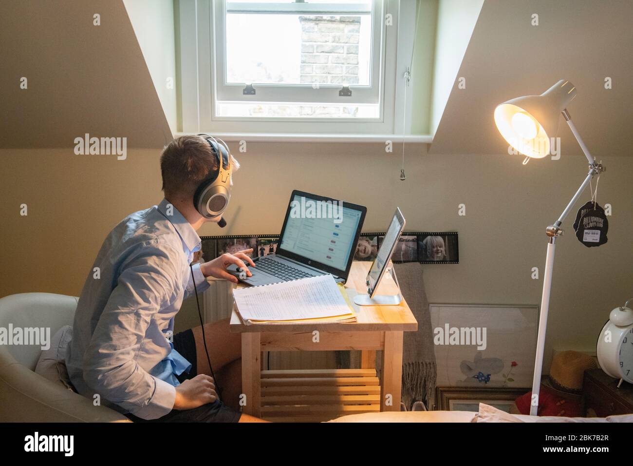Ein Teenager hat eine Fernstunde von seiner Schule während der Lockdown für Coronavirus im Jahr 2020 Stockfoto