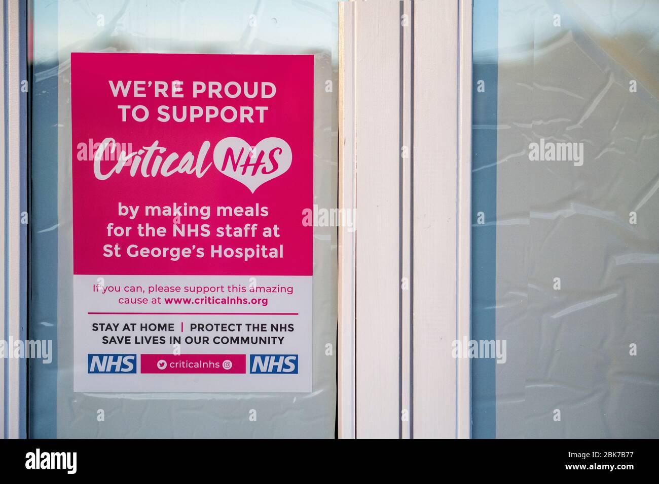 Ein Café mit einem Schild, das besagt: „Wir sind stolz darauf, kritische NHS zu unterstützen, indem wir Mahlzeiten für die NHS-Mitarbeiter im St George's Hospital zubereiten“ Stockfoto