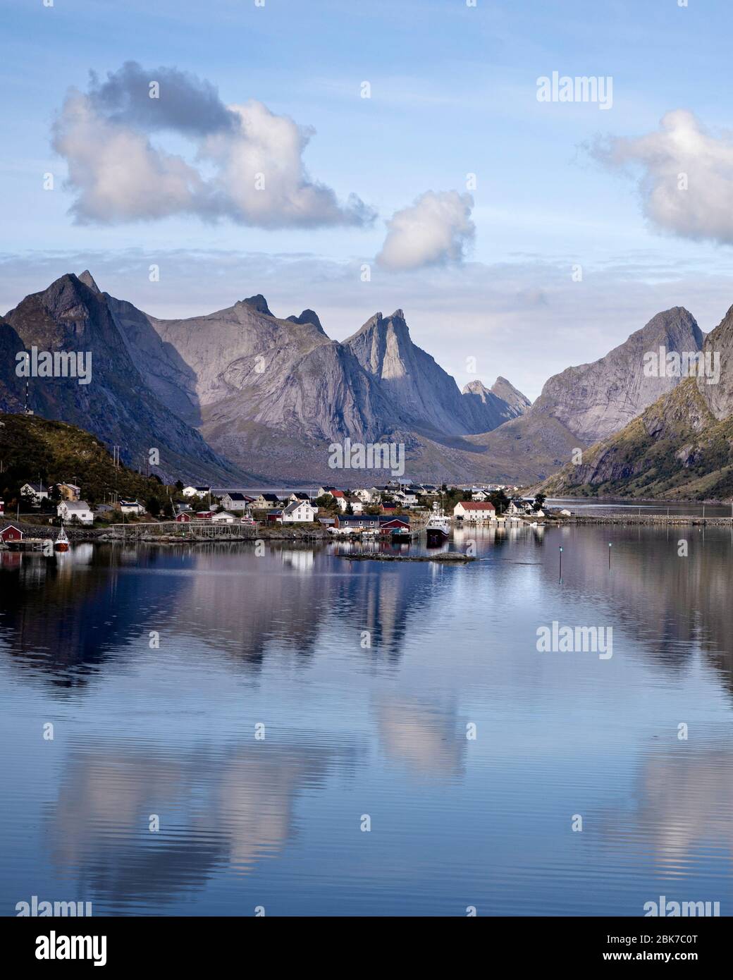 Das Dorf reine an der Küste von Moskenesoya, Lofoten-Inseln, Norwegen. Stockfoto