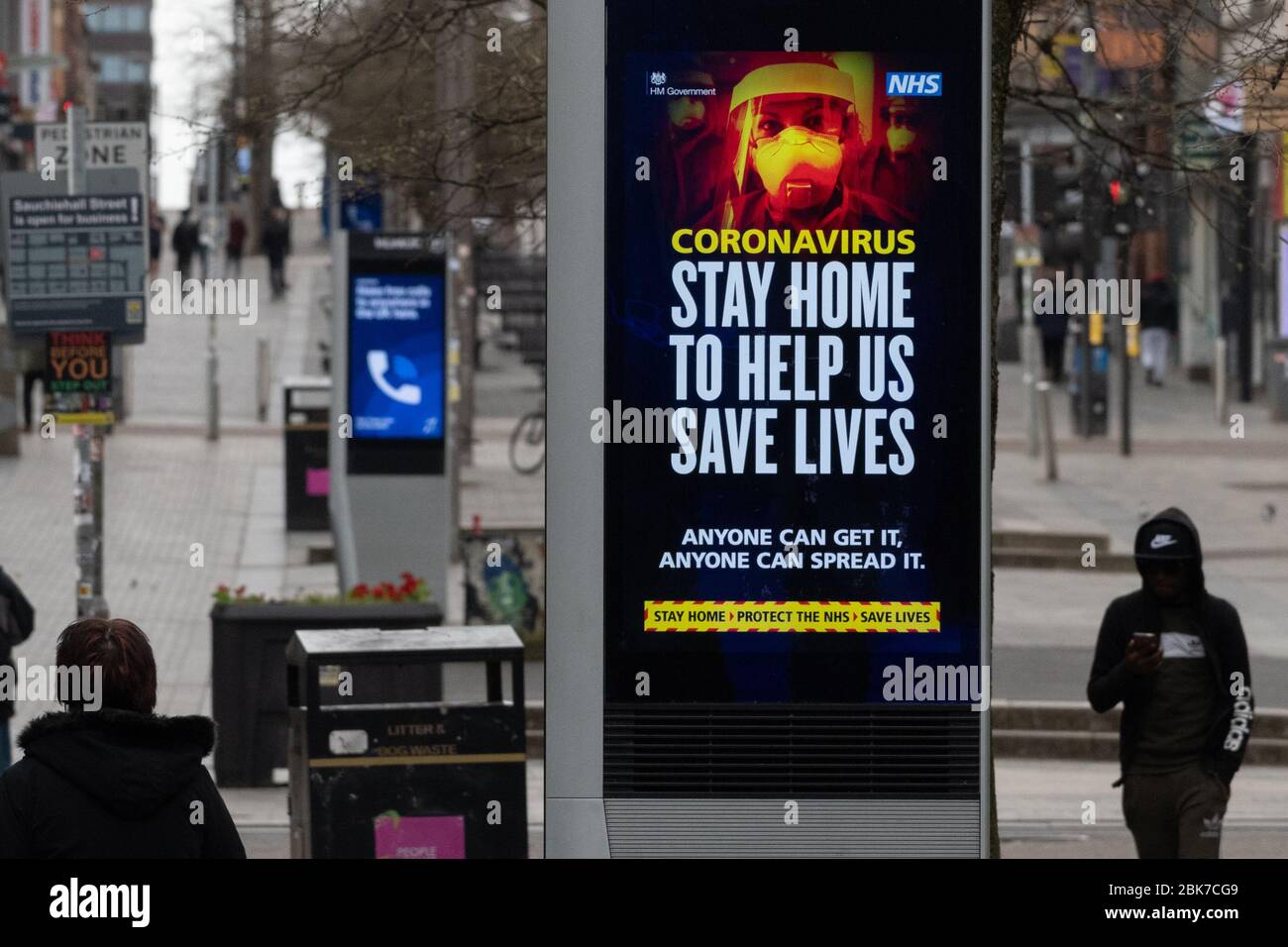 Coronavirus Aufenthalt zu Hause, um uns zu helfen, Leben zu retten NHS-Zeichen im Stadtzentrum von Glasgow während der COVID-19 Sperre 2020 Stockfoto